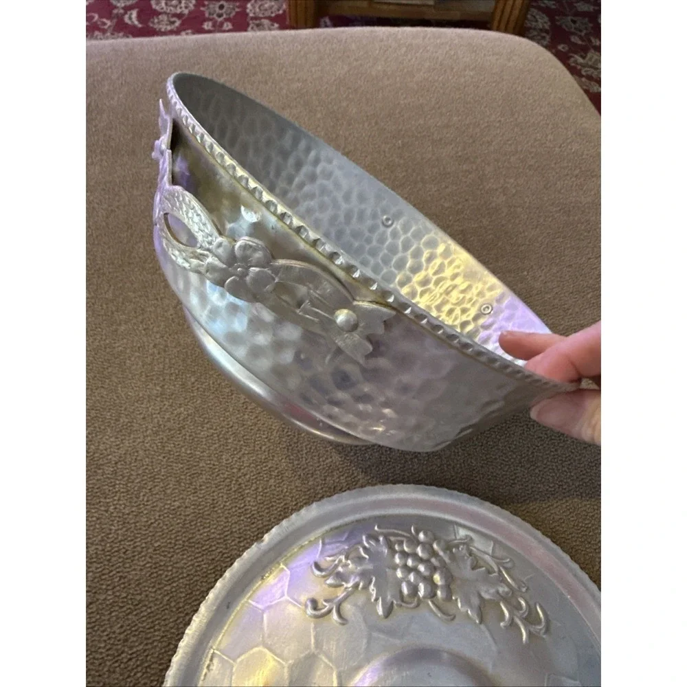 VINTAGE HAMMERED ALUMINUM POT with FLOWER Embellished LID by NASCO in ITALY (TD)